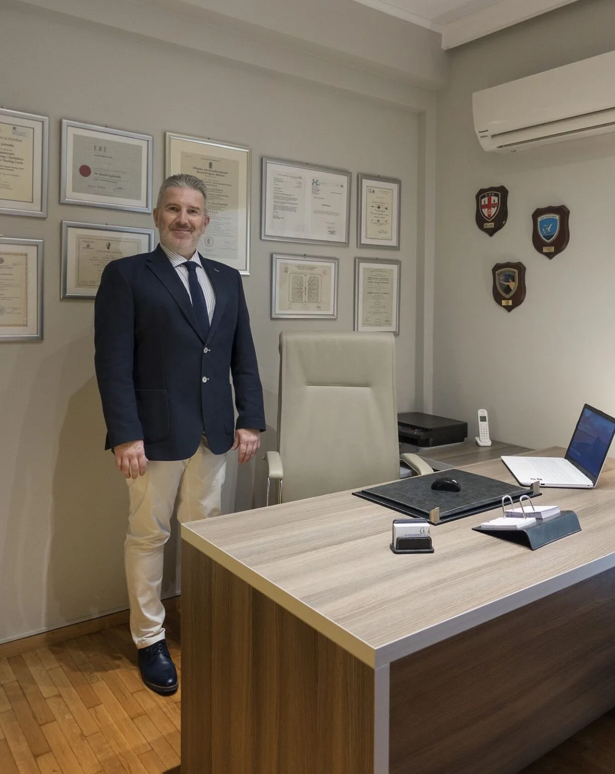 Photo by Toa Heftiba